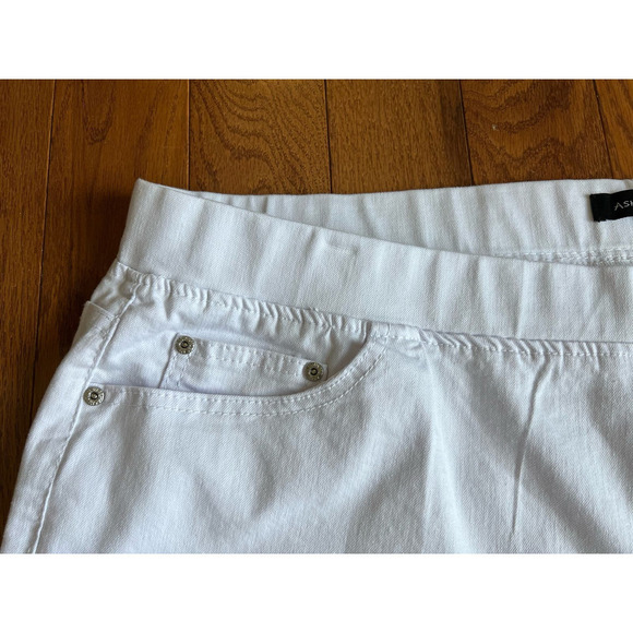 NWT Ashley Stewart Elastic Waistband Pull-On Denim Shorts, Bermuda White size 26 - Picture 3 of 9